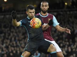 Agüero logró el primero de sus goles de penal, en el minuto 9 y el otro al 81. EFE / F. Arrizabalaga