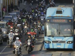 La caravana de motos circuló por varias avenidas de Zapopan y Guadalajara hasta llegar al recinto gubernamental. EL INFORMADOR / R. Tamayo