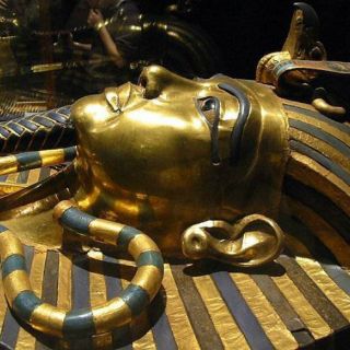 Empleados que dañaron máscara de Tutankamón enfrentan sanciones