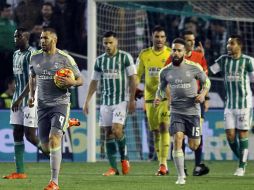 El delantero francés Karim Benzemá (i), con el balón tras marcar el gol del empate  1-1 frente al Real Betis. EFE / P. Puentes