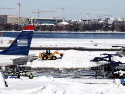 Más de 12 mil vuelos fueron cancelados del viernes al martes debido a la caída de nieve. AP / A. Brandon