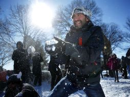 Gente participa en una lucha de bolas de nieve en Dupont Circle, Washington. AFP / A. Wong