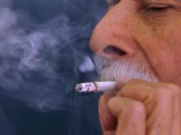 Las personas expuestas al humo del cigarro o la leña están en riesgo de padecer EPOC, por lo cual recomiendan revisiones médicas. EFE / ARCHIVO