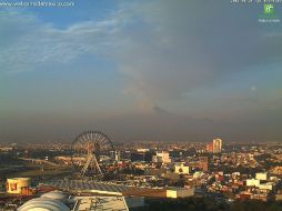 Protección Civil destaca la importancia de no mojar la ceniza, sino barrerla y colocarla en bolsas de plástico. TWITTER / @webcamsdemexico