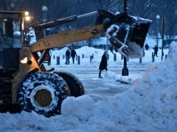 El estacionamiento del estadio Robert F. Kennedy fue destinado como vertedero y recibe unas 60 toneladas de nieve cada hora. AFP / B. Smialowski