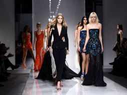 Se observaron vestidos bustier deslumbrantes, trajes largos brillantes en blanco, negro o coral con tajo en la parte delantera. AFP / M. Medina