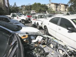 En el corralón ubicado en Monte Lisboa y Calzada Independencia se encuentran decenas de autos desvalijados y en total abandono. EL INFORMADOR / M. Vargas