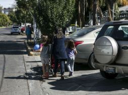 De octubre a diciembre de 2015, el Ayuntamiento de Zapopan multó a 478 automovilistas por obstruir las aceras. EL INFORMADOR / ARCHIVO