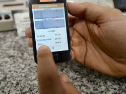 Una aplicación muestra el resultado de una prueba reactiva a los virus dengue, chikungunya y zika. AFP / V. Almeida