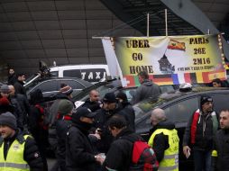 Taxistas conversan mientras bloquean la circulación de varios carriles del periférico de la capital francesa. AP / C. Ena
