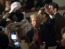 Trump lidera entre quienes se consideran algo conservadores y entre quienes se identifican como moderados o liberales. AP / J. Minchillo