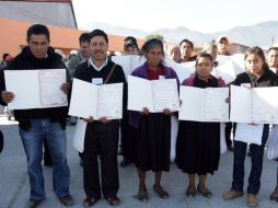 Durante la firma del convenio hacen entrega de actas de nacimiento a indígenas. TWITTER / @SEGOB_mx