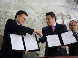 Tonatiuh Bravo y Aristóteles Sandoval en la entrega de escrituras. TWITTER / @AristotelesSD