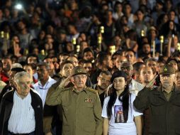 Mujica acompañó la noche del miércoles a Raúl Castro en la tradicional 'Marcha de las Antorchas'. EFE / A. Ernesto