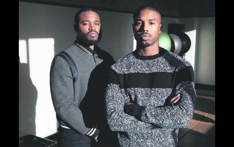 Ryan Coogler (izquierda) acompaña al protagonista de la historia interpretado por Michael B. Jordan. AP /
