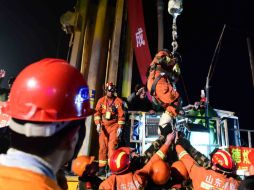 Los socorristas sacaron a los trabajadores por dos túneles que habían perforado y el primer minero salió en una cápsula. AP / G. Xulei