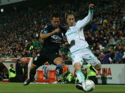 George Corral y Jorge Flores disputan el balón. Querétaro ligó su tercera derrota del campeonato. AFP / A. Flores