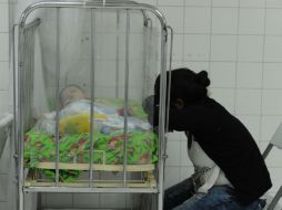 'Hospital Escuela Universitaria'. Una mujer acompaña a un menor afectado por el mosco aedes aegypti. AFP / O. Sierra