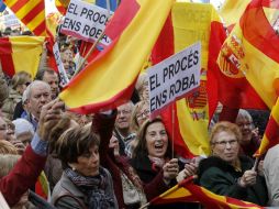 Los manifestantes se reunieron en la plaza Sant Jaume, frente al Palau de la Generalitat. EFE / M. Perez
