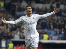 Cristiano Ronaldo festeja uno de los tres goles que anotó en el Bernabéu. EFE / P. Campos