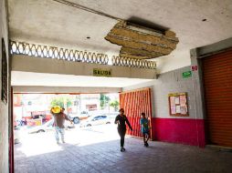 En algunos centros mercantiles, como en el Dionisio Rodríguez, algunas partes del techo se desprenden por la humedad. EL INFORMADOR / P. Franco