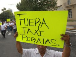 Taxistas alegan que ellos deben pagar por su licencia de operación y seguros, lo que les impide competir en igualdad. EL INFORMADOR / ARCHIVO