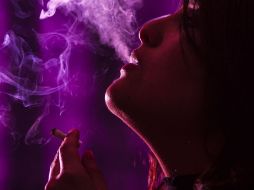 Otra recomendación es que no se muestren vallas publicitarias o escenas donde se fuma en lugares prohibidos por la ley. NTX / ARCHIVO