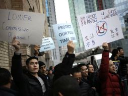 Afuera de las oficinas de la plataforma, choferes repartían volantes llamando a la huelga. AP / S. Wenig
