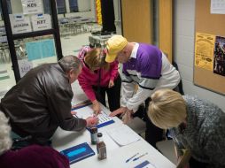 Los republicanos acuden a un lugar de votación en uno de los mil 681 distritos electorales del estado en punto de las 19:00 horas. AFP / M. B. Thomas