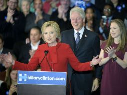 La favorita demócrata estuvo acompañada de su familia. EFE / C. Lassig