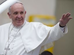 El papa Francisco saluda desde el papamóvil a su llegada a una audiencia general. EFE /  G. Onorati