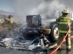 En su cuenta de Twitter, la UEPC informa sobre el incendio de la cabina del camión y de pastizal en la zona. TWITTER / @PCJalisco