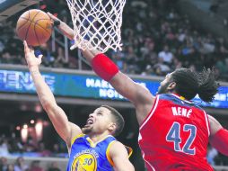 Stephen Curry realiza un tiro al aro ante la marca de Nene, de los Wizards. AP / A. Brandon