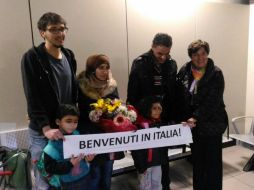 Falak al Hourani, una niña de siete años que padece un tipo raro de cáncer, sus padres y su hermano arriban en un vuelo comercial. TWITTER / @santegidionews