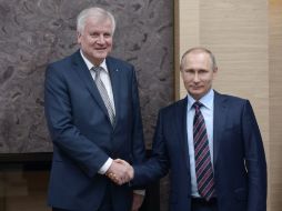 Horst Seehofer visita al presidente ruso, Vladimir Putin, donde pide un alivio de las sanciones a Moscú. EFE / A.Nikolsky