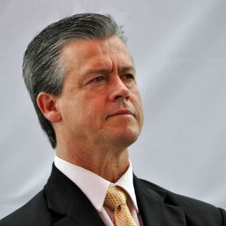 Buganza renuncia a contienda por gubernatura de Veracruz