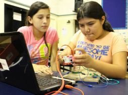 Los talleres se realizan en horario no escolar, y continúan con campamentos de verano. FACEBOOK / DIYgirlsLA