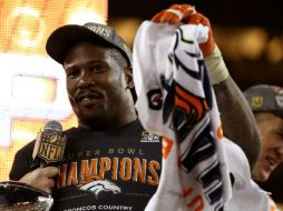 Von Miller apuntó que cada uno de los compañeros en su vestidor lo ayudaron a levantarse. AFP / P. Smith