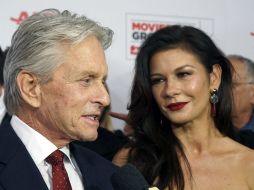 Michael Douglas posa junto a su mujer, Catherine Zeta-Jones, a su llegada a los premios Películas para Adultos de la revista AARP. EFE / N. Prommer