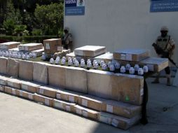 La droga fue localizada en alrededor de 400 paquetes en el interior de la pared frontal del remolque y las puertas traseras. NTX / ARCHIVO