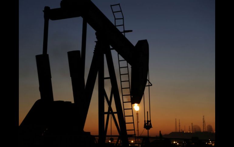 La AIE también se muestra escéptica sobre la posibilidad de que la caída de los precios impulse la demanda. AFP / ARCHIVO