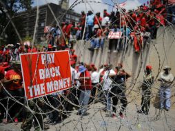 Cinco mil miembros del partido de izquierda gritaban el slogan que se oye en el Parlamento desde hace dos años. EFE / K. Ludbrook