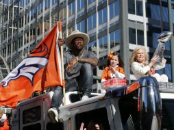 El jugador más valioso del Super Bowl, Von Miller, y Annabel Bowlen, esposa del dueño del equipo. AP / J. Dempsey