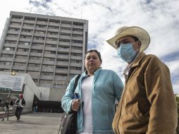 Belinda Montes de Oca y su esposo vienen desde Tonila, porque el señor tiene un tumor en la mejilla derecha. EL INFORMADOR / R. Tamayo