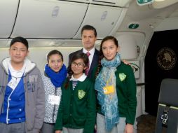 Al vuelo inaugural, con el Presidente, son invitados 10 alumnos destacados de primaria y secundaria. FACEBOOK / Presidencia de la República