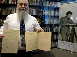 En la imagen un científico sostiene los documentos originales en donde Einstein predice la existencia de las ondas gravitacionales. AP / S. Scheiner
