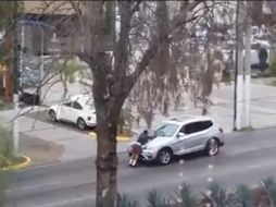 Por no dejar que huyera, el ciclista se aferró a la parte frontal del vehículo. ESPECIAL /