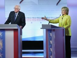 Clinton aspira a ser la primera mujer presidente de Estados Unidos; Sanders apunta que su candidatura no se queda atrás. AFP / W. Mcnamee