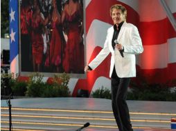 El intérprete de 72 años fue llevado al hospital al concluir un concierto en Memphis. TWITTER / @barrymanilow