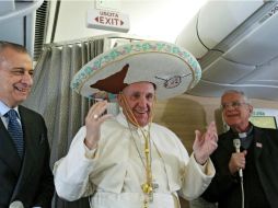 El Papa Francisco porta un sombrero de charro, en su viaje con periodistas rumbo a México. EFE / A. Di Meo